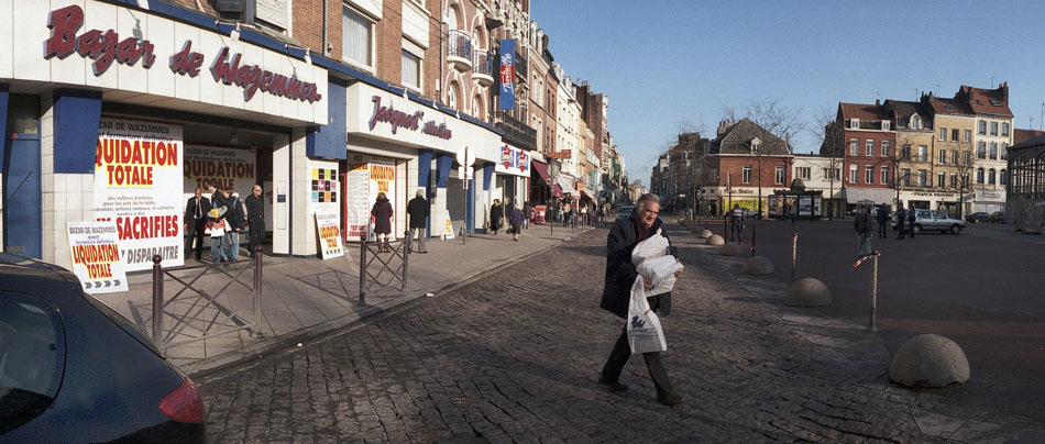 Samedi 9 décembre 2006, le Bazar de Wazemmes dont la fermeture vient d'être annoncée, rue Gambetta, à Lille.