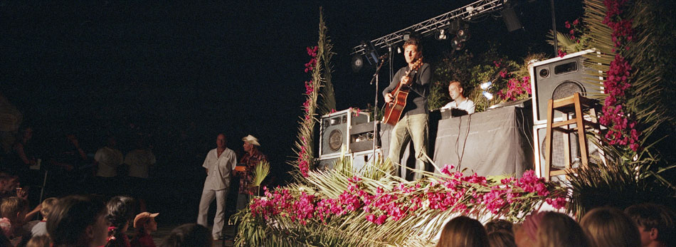 Mardi 7 août 2007, Donoré chante sur la place du village d'Héliopolis, île du Levant.
