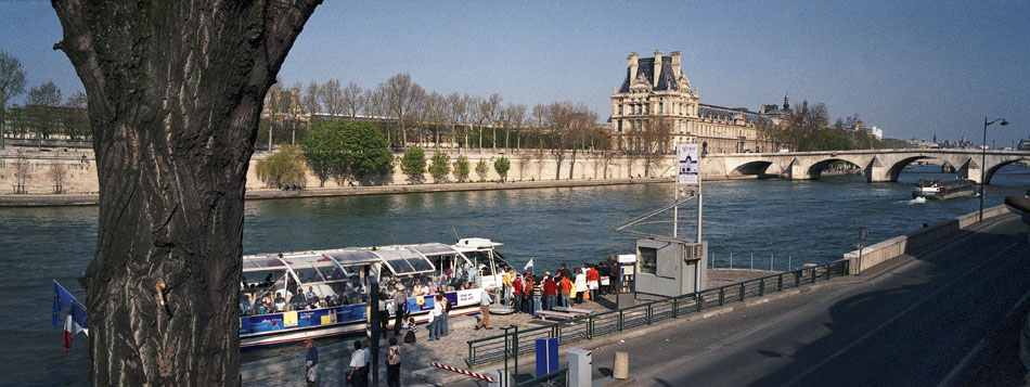 Mardi 10 avril 2007, le Batobus, quai de Solférino, à Paris.
