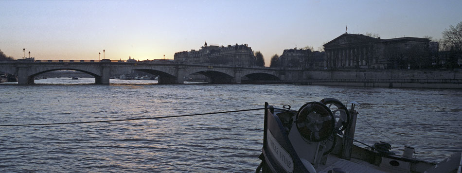 Mercredi 12 décembre 2007, la Seine, à Paris.