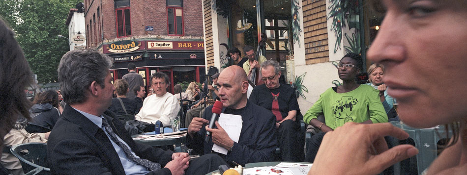 Vendredi 18 mai 2007, Jean Lebrun en direct pour son émission "Travaux publics" sur France culture, à la terrasse des Tilleuls, parvis de Croix, à Wazemmes, Lille.