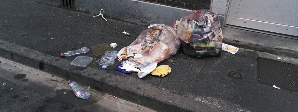 Vendredi 16 mars 2007, ramassage des ordures ménagères très insuffisant, à Lille.