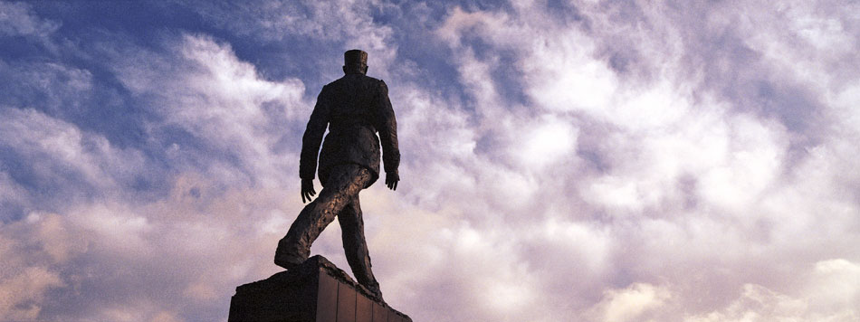 Mercredi 21 novembre 2007, la statue du général de Gaulle, sur les Champs Elysées, à Paris.