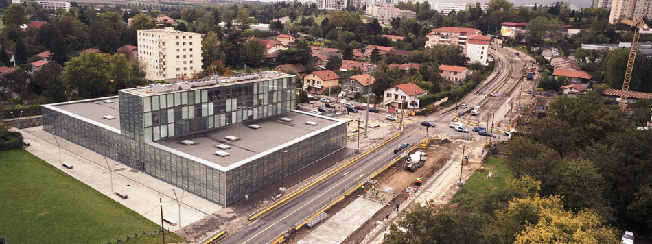 Jeudi 11 octobre 2007, le chantier du futur tramway, devant la médiathèque, av Marcel-Houël, à Vénissieux.