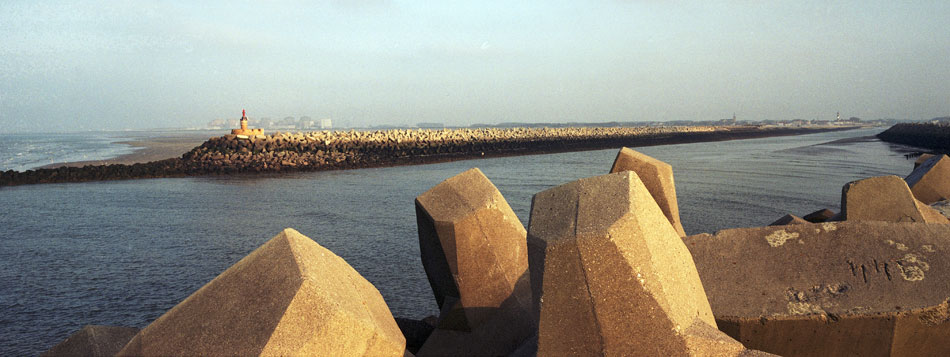 Samedi 6 octobre 2007 (5), la digue de Grand Fort Philippe sur l'embouchure de l'Aa. Au loin, la centrale nucléaire de Gravelines.