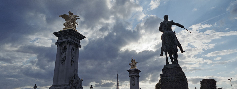 Mardi 18 septembre 2007, la statue de Simon Bolivar à l'entrée du pont Alexandre III, cours de la Reine, à Paris.