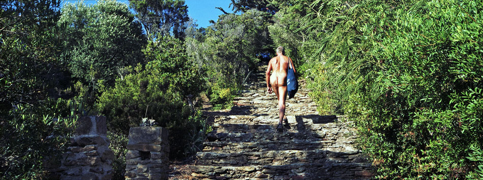 Dimanche 17 août 2008 (2), John montant l'escalier de la "Perspective", Héliopolis, île du Levant.