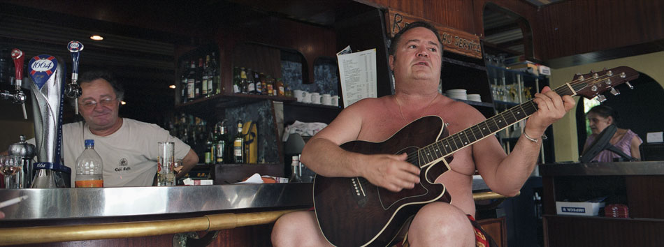 Mercredi 6 août 2008, Eric au bar de la Pomme d'Adam, place du village d'Héliopolis, île du Levant.
