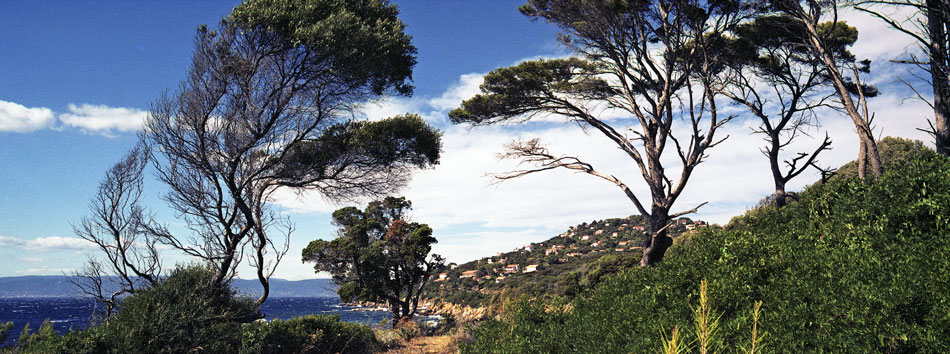 Samedi 16 août 2008 (2), Héliopolis vu depuis le chemin de la plage des Grottes, île du Levant.