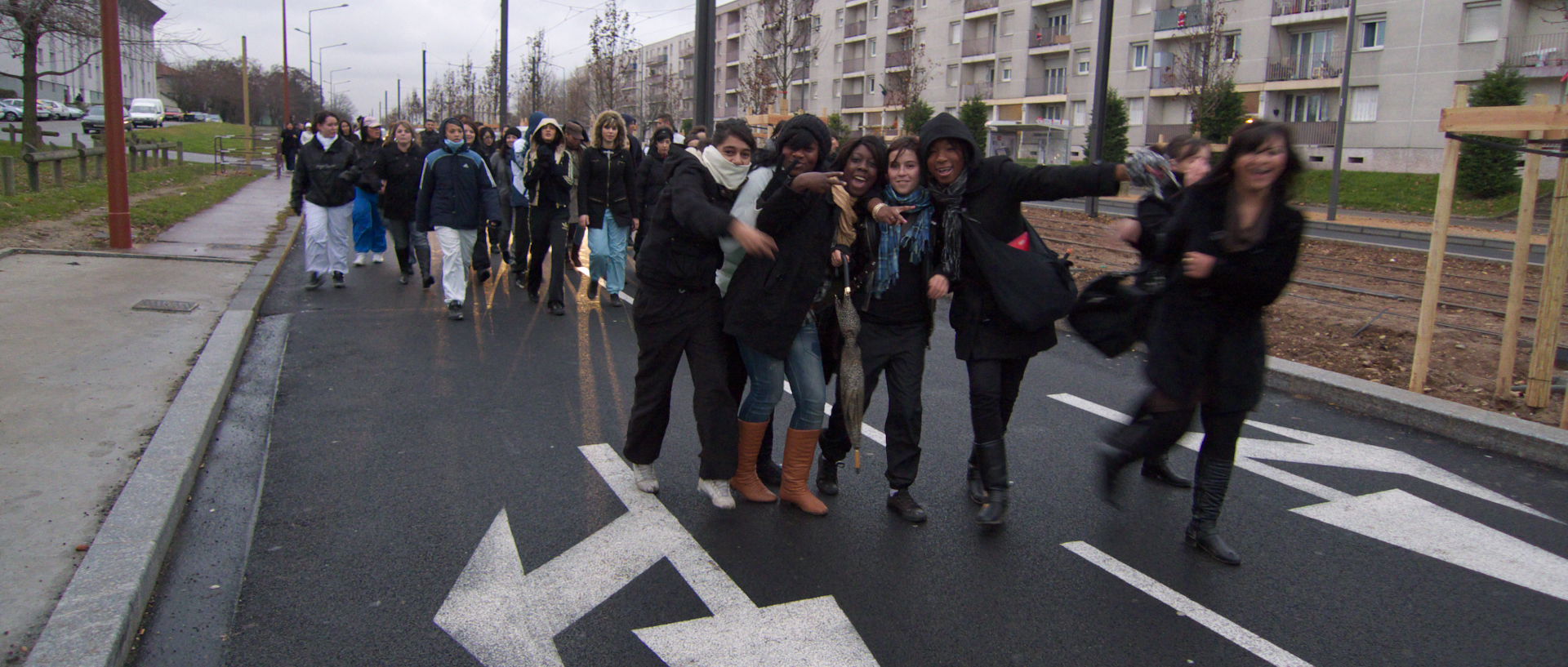 Jeudi 18 décembre 2008 (2), lycéens en partance pour une manifestation à Lyon, bd Ambroise-Croizat, à Vénissieux.