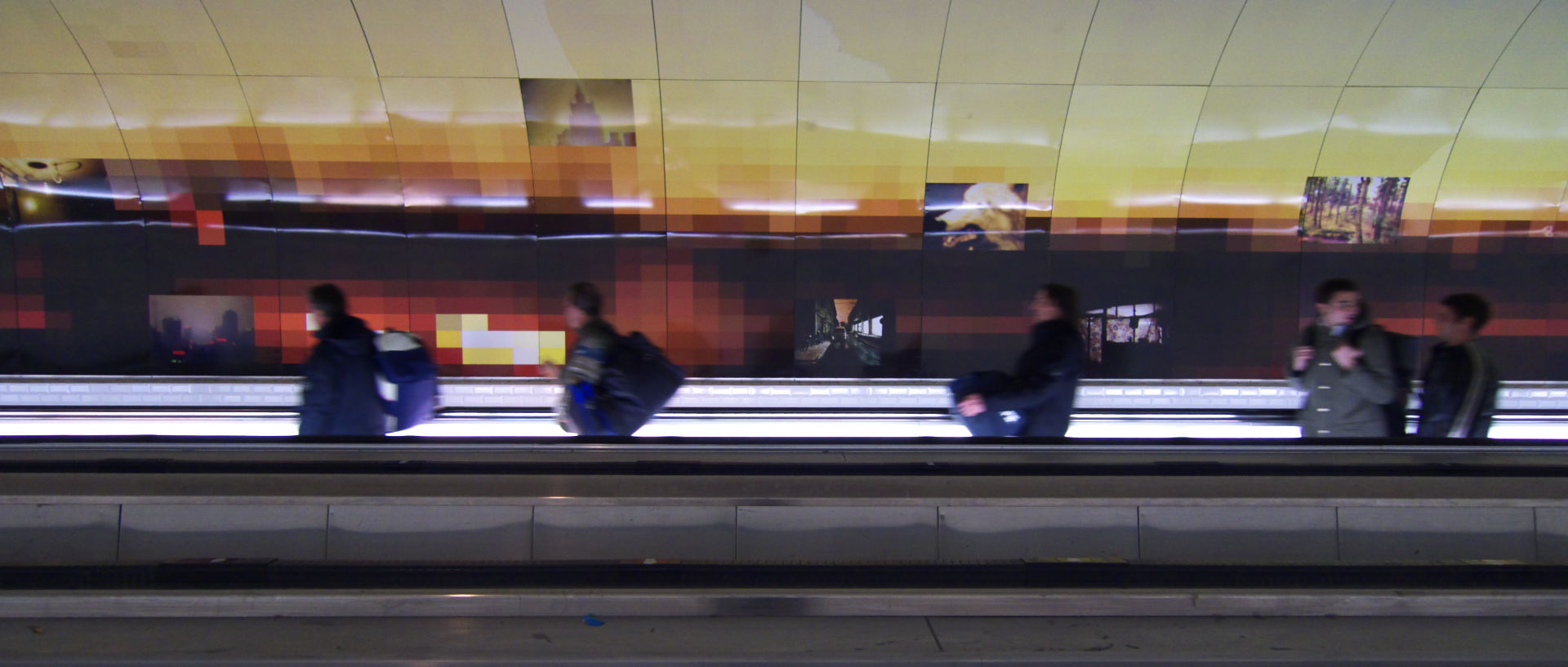 Mardi 2 décembre 2008 (3), station de métro Montparnasse, à Paris.