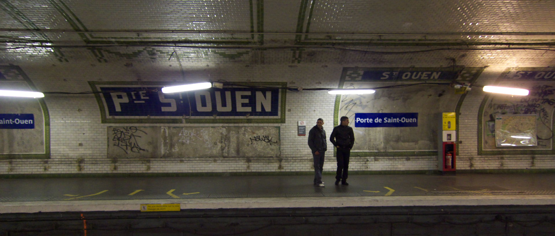 Mardi 9 décembre 2008 (3), station de métro porte de Saint-Ouen, à Paris.