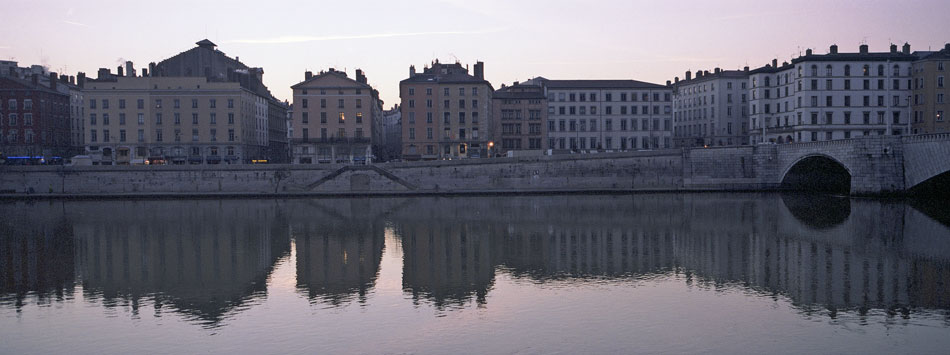 Vendredi 8 février 2008, la Saône et le pont Bonaparte vus du quai Romain-Rolland, à Lyon.