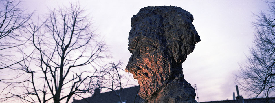 Samedi 26 janvier 2008 (4), la statue de Maxence Van der Meersch, place Pierre-Mendès-France, à Wasquehal.