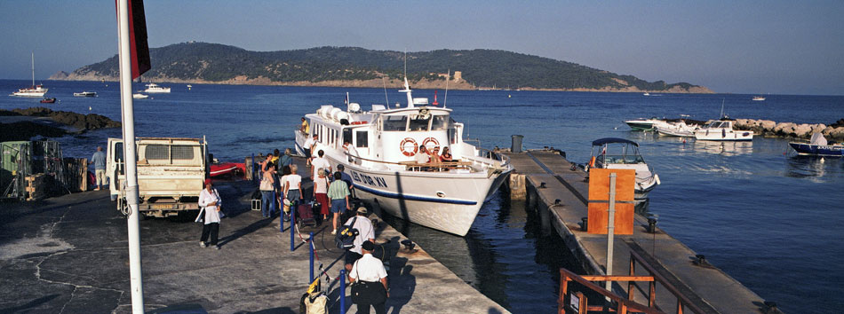 Jeudi 31 juillet 2008, le bateau du marché, au port de l'Aygade, Héliopolis, île du Levant.