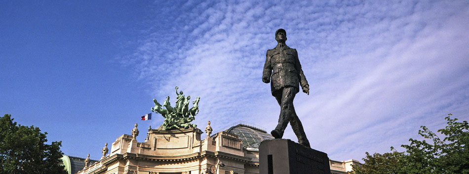 Mercredi 25 juin 2008, la statue du général de Gaulle, sur les Champs Elysées, à Paris.