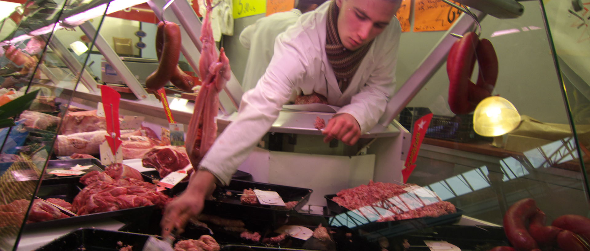 Dimanche 30 novembre 2008, boucherie Deblock, marché de Wazemmes, à Lille.