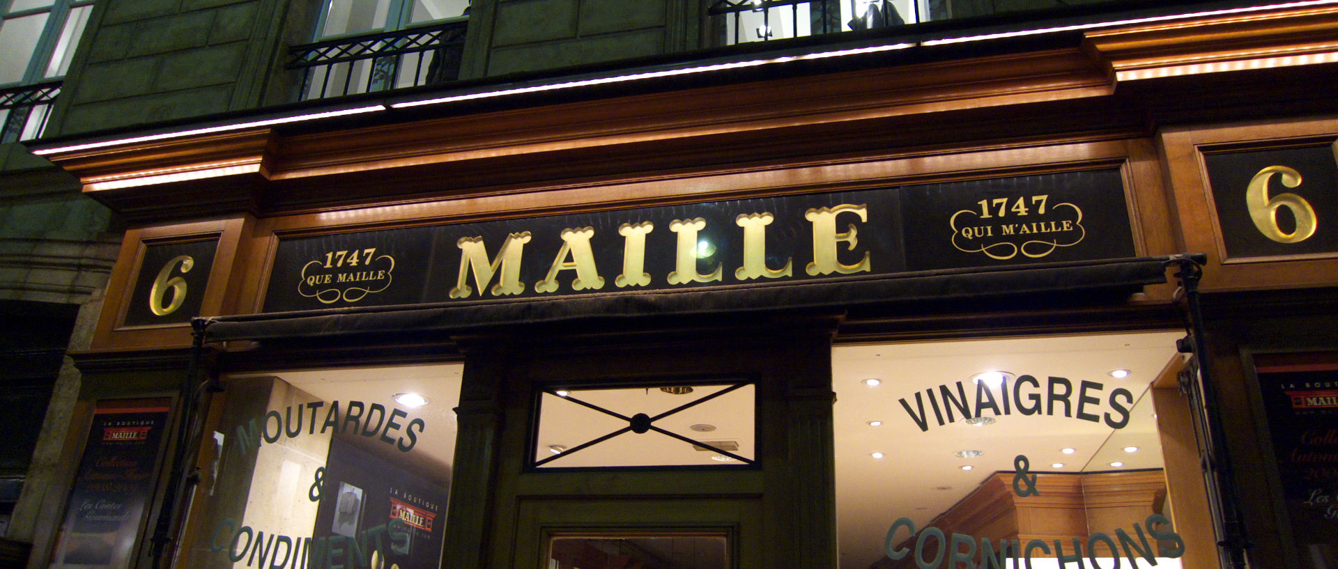 Mardi 18 novembre 2008 (3), place de la Madeleine, à Paris.