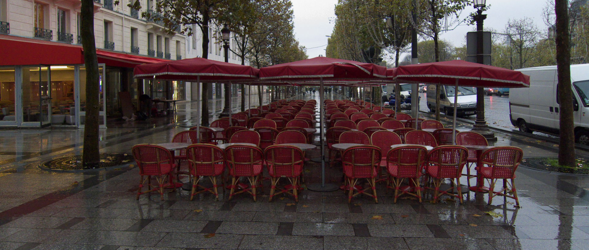 Mercredi 5 novembre 2008 (2), av. des Champs-Elysées, à Paris.