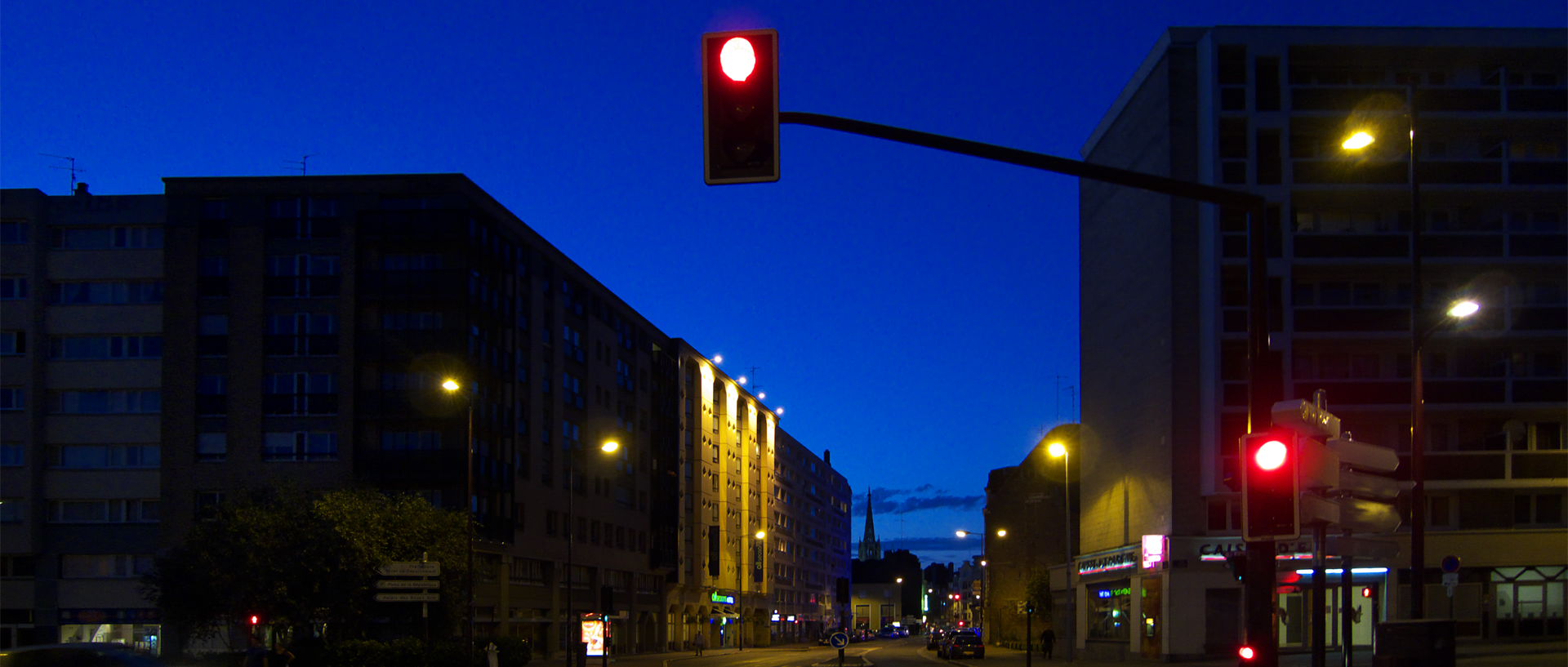 Photo de paysage urbain la nuit, Lille, rue de Paris.