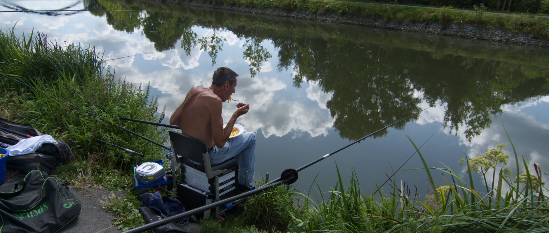 Photo d'un pêcheur, canal de Roubaix.