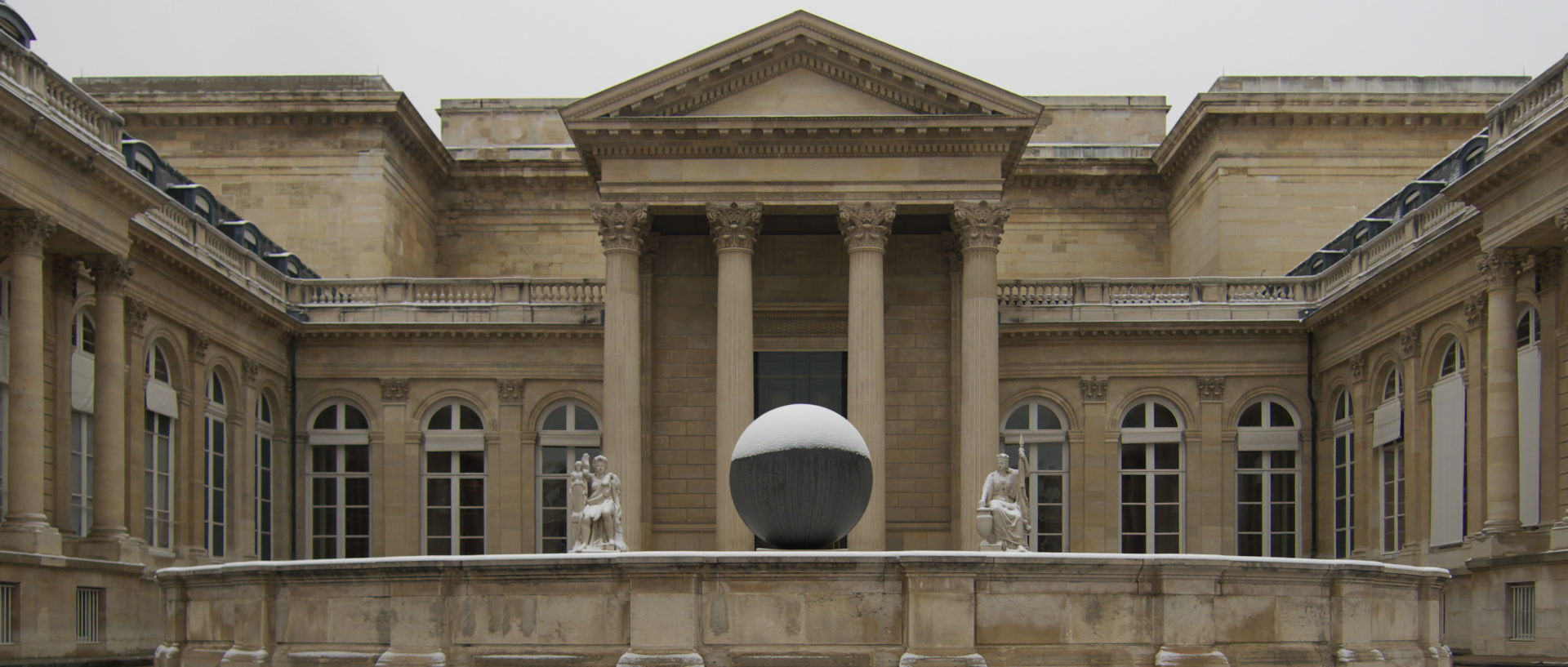Photo de l'Assemblée nationale sous la neige, Paris.