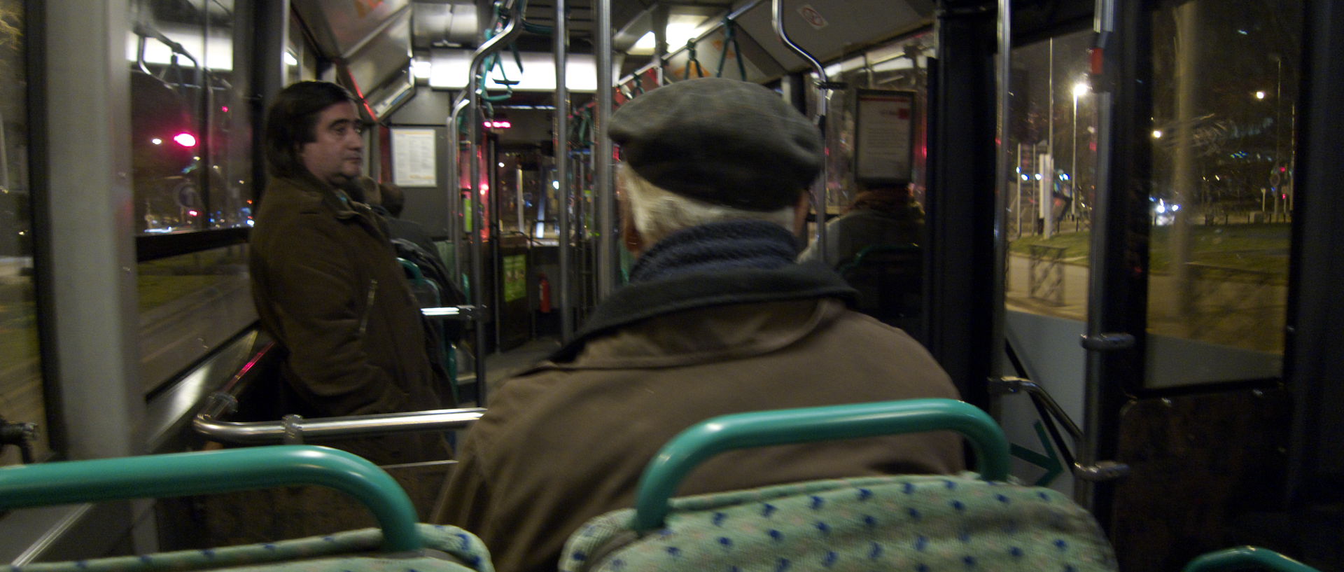 Mardi 24 février 2009, 20:46, autobus 258, en direction de Nanterre.