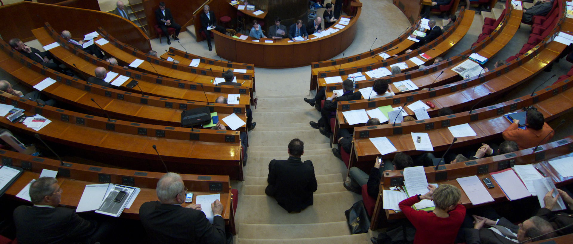 Mercredi 25 février 2009, 14:44, au Conseil économique et social, place d'Iéna, à Paris.