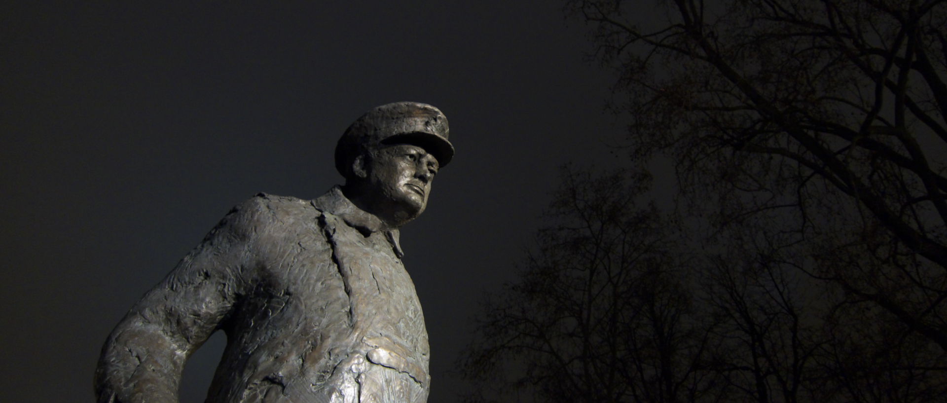 Mardi 13 janvier 2009, 21:17, statue de Winston Churchill, au Petit Palais, à Paris.