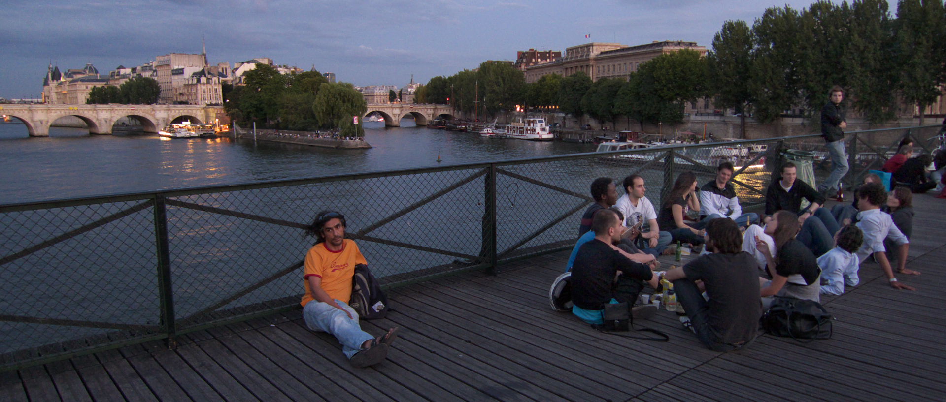 Photo de scène de rue, Paris, pont des Arts.