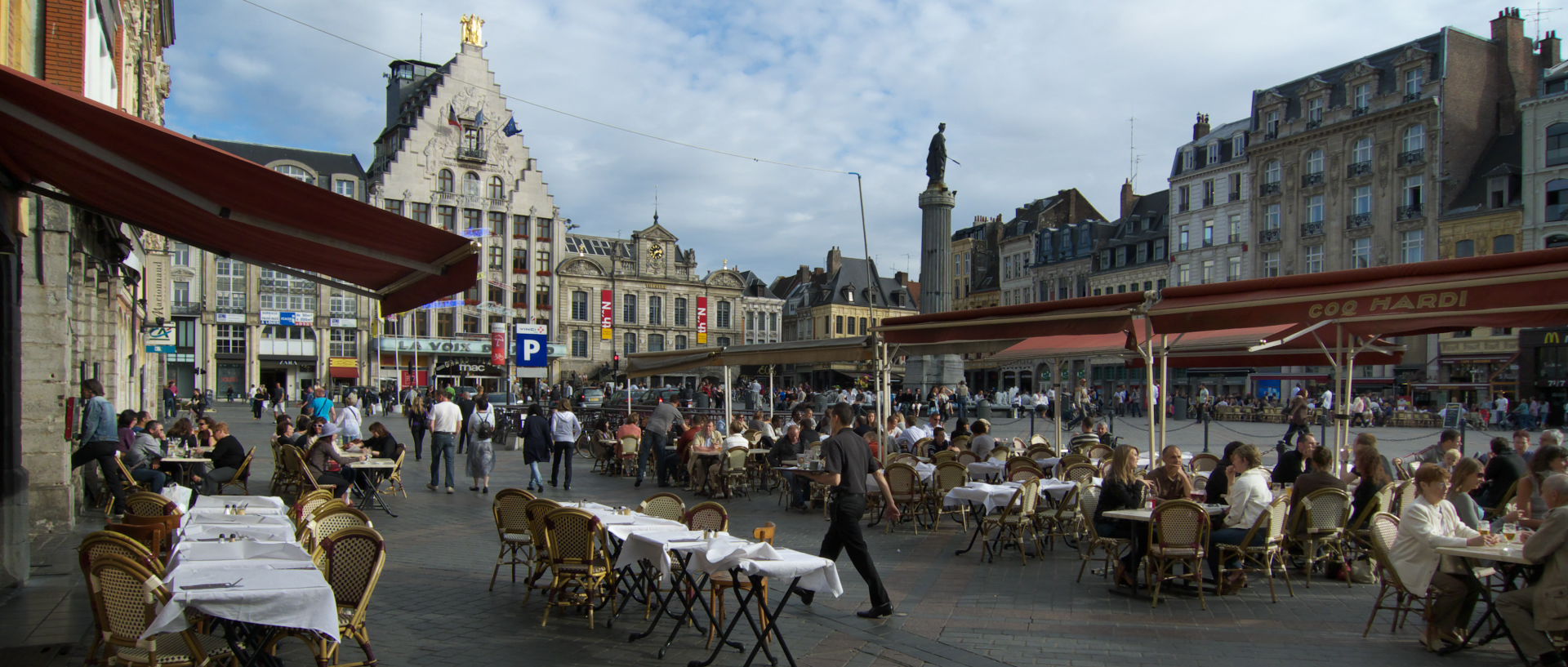 Photo de scène de rue, Lille, place du Général-de-Gaulle.