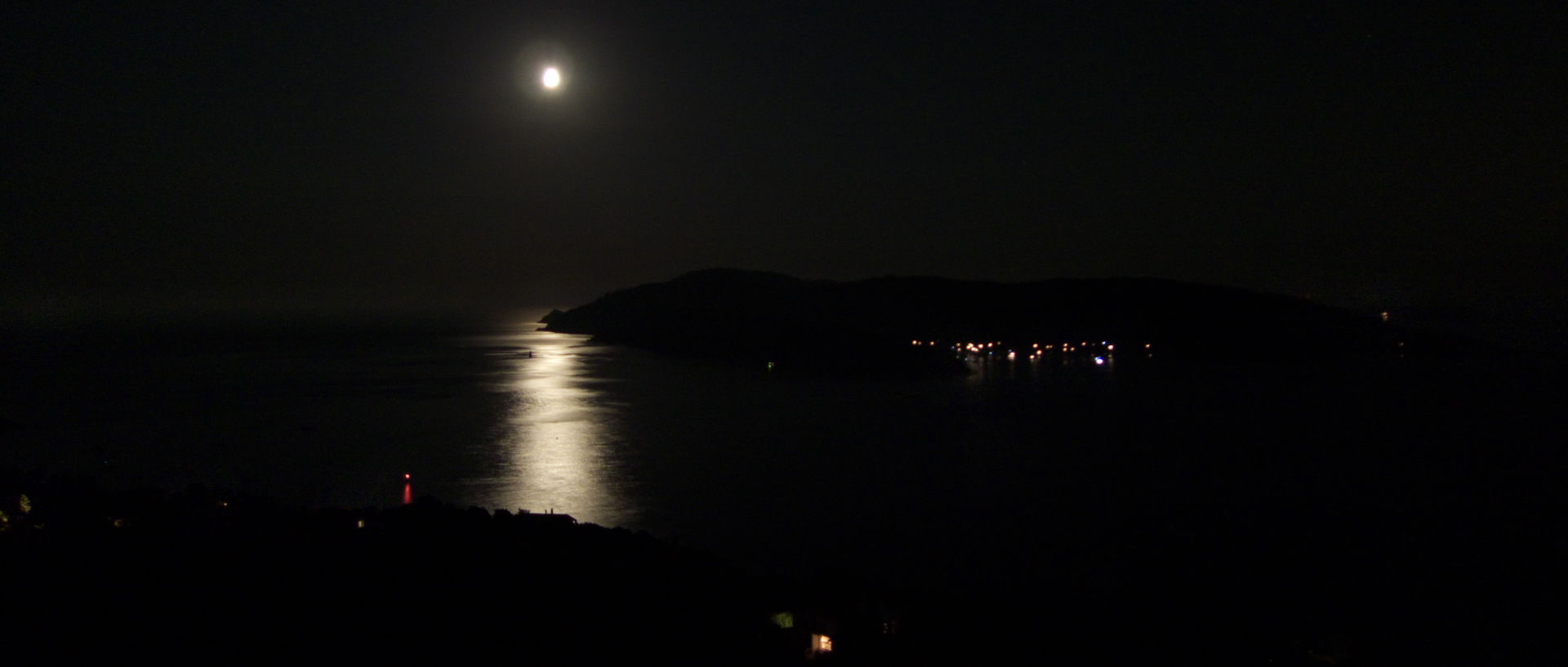 Photo de Port Cros, la nuit.
