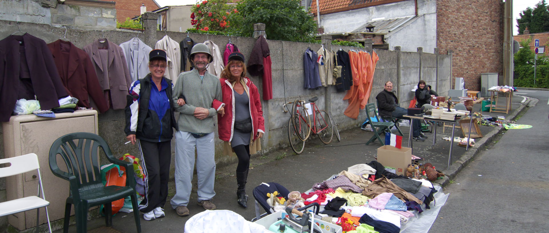 Photo de scène de rue, vide-greniers, quartier Saint-Pierre, Croix.
