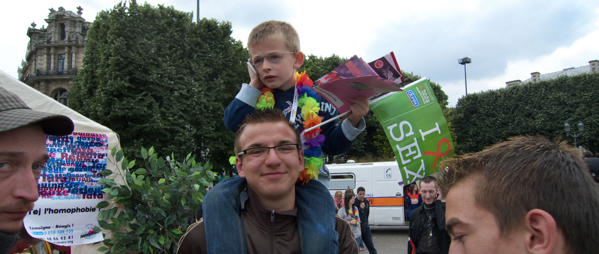 Photo de la lesbian et gay pride, Lille, place de la République.
