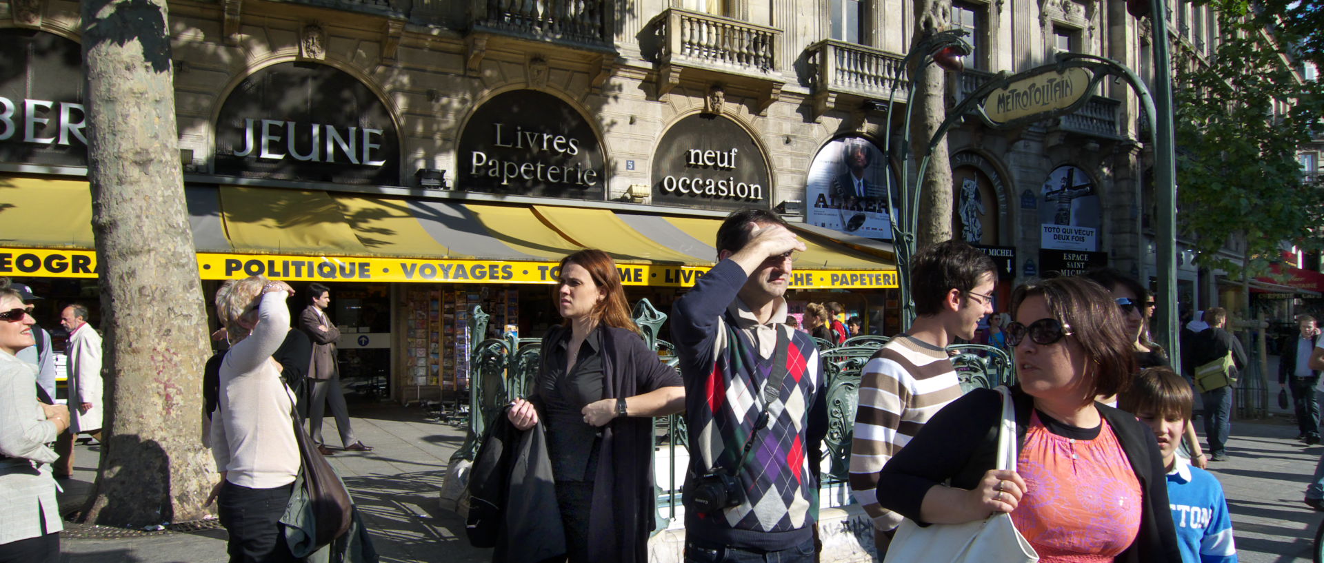 Photo de scène de rue, Paris, place Saint-Michel.