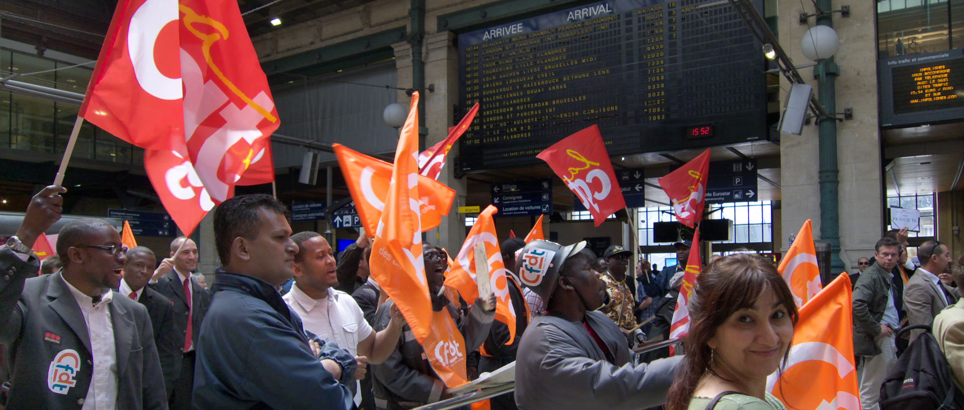 Photo de manifestation à l'arrivée de l'Eurostar, Paris, gare du Nord.