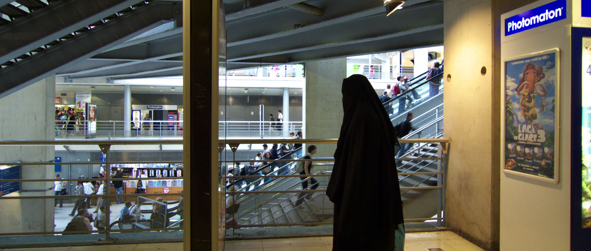 Photo de femme en burqa, nijab, Paris, gare du Nord.