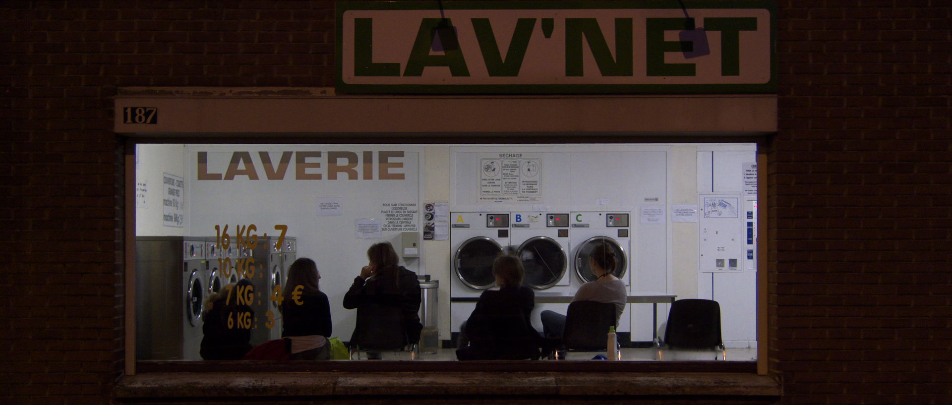 Photo dans une laverie automatique, Roubaix, rue de Lille.