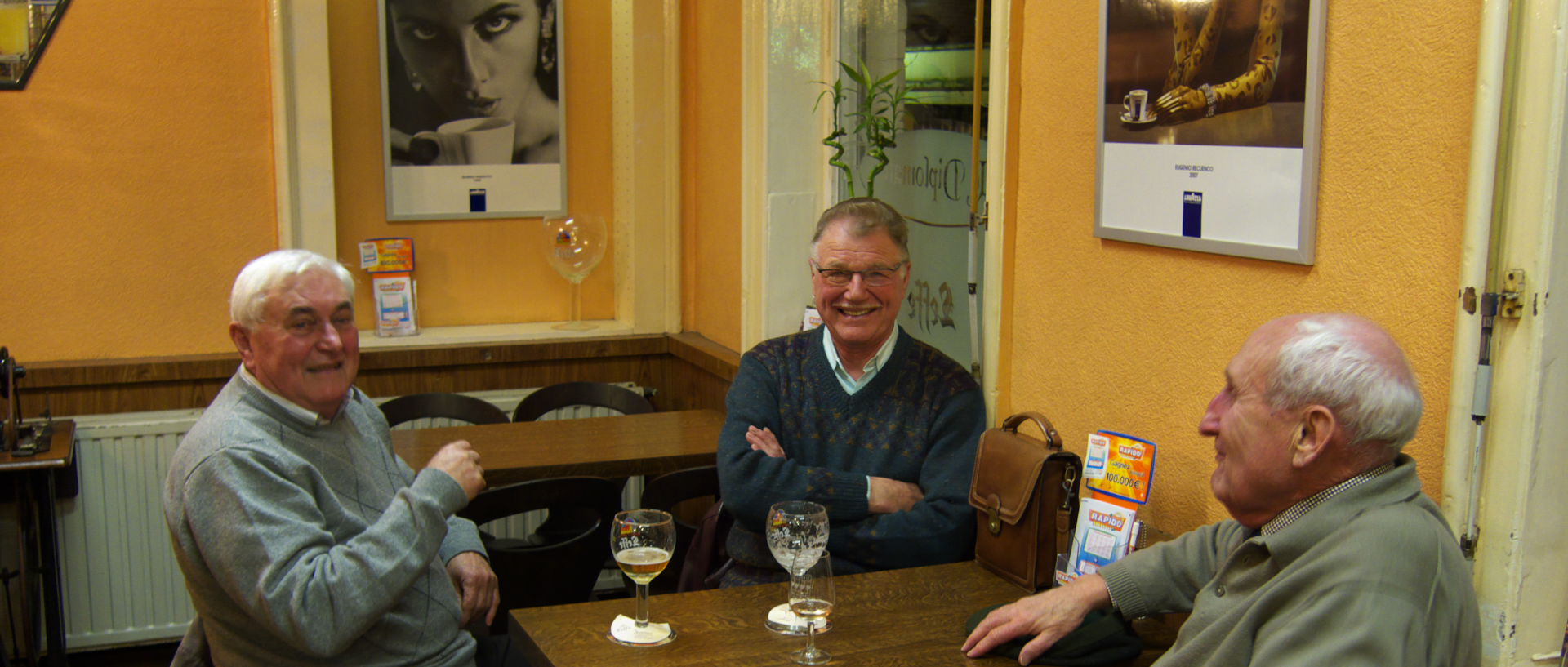 Photo dans un café, au Diplomate, Tourcoing, rue de la Cloche.