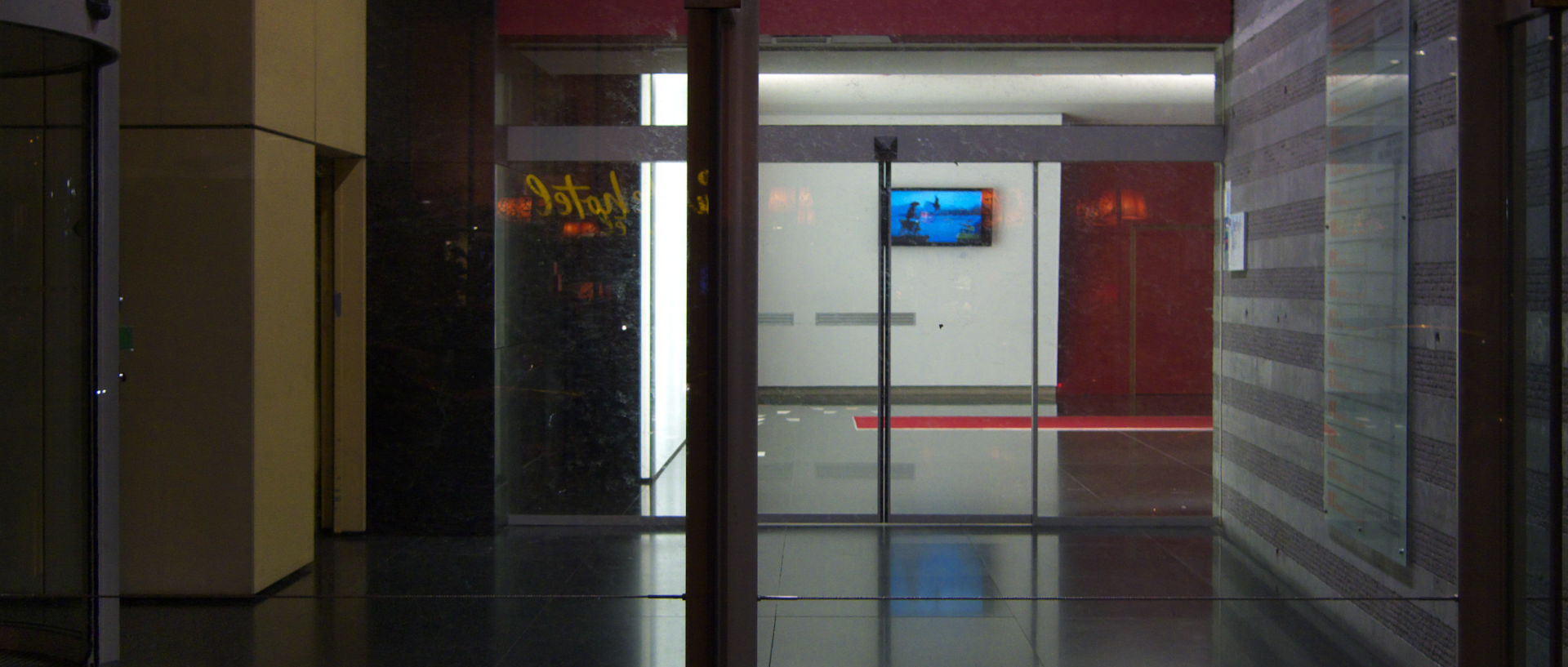 Photo d'entrée d'immeuble de bureaux, Lille Europe, bd de Turin.
