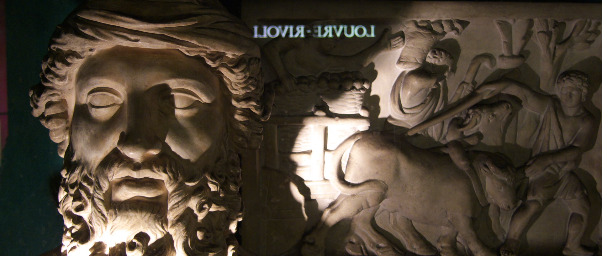 Photo d'une statue de Dionysos, dans le métro, Paris, station Louvre Rivoli.