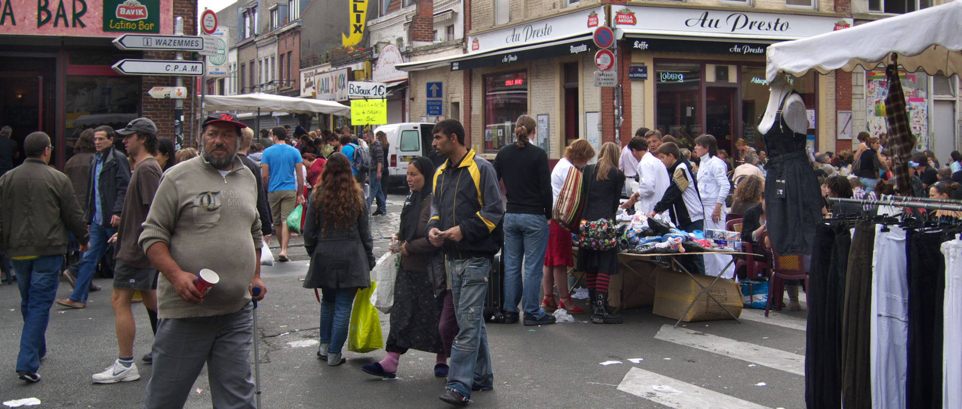 Photo de scène de rue, au marché de Wazemmes, Lille, place de la Nouvelle Aventure.