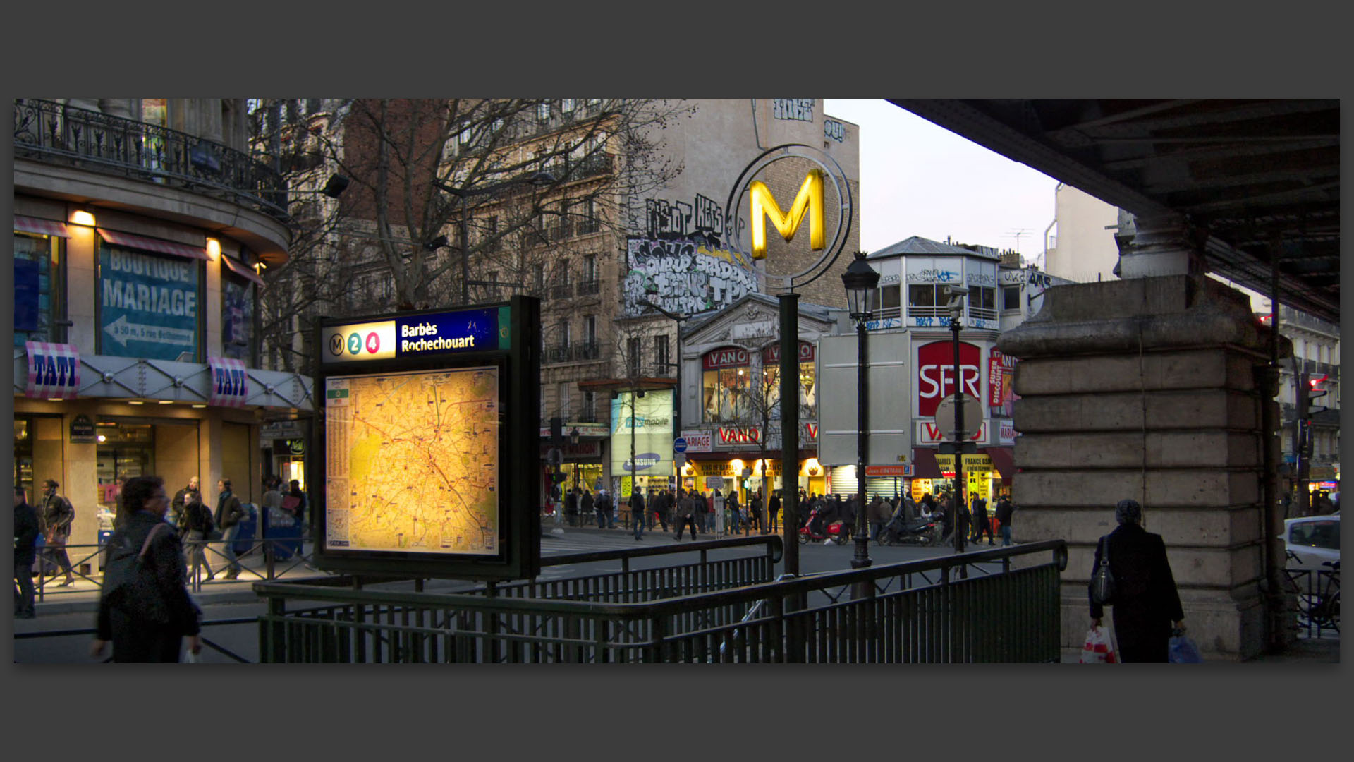 Station de métro Barbès-Rochechouart, bd de Rochechouart, à Paris.