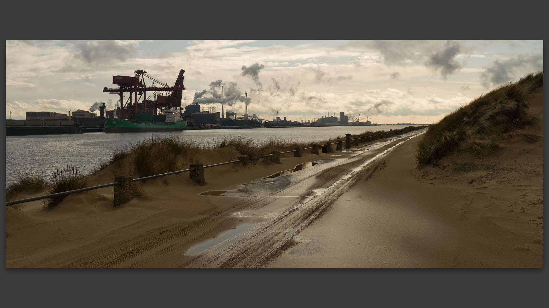 La digue du Braek sous un ciel tourmenté, port de Dunkerque.
