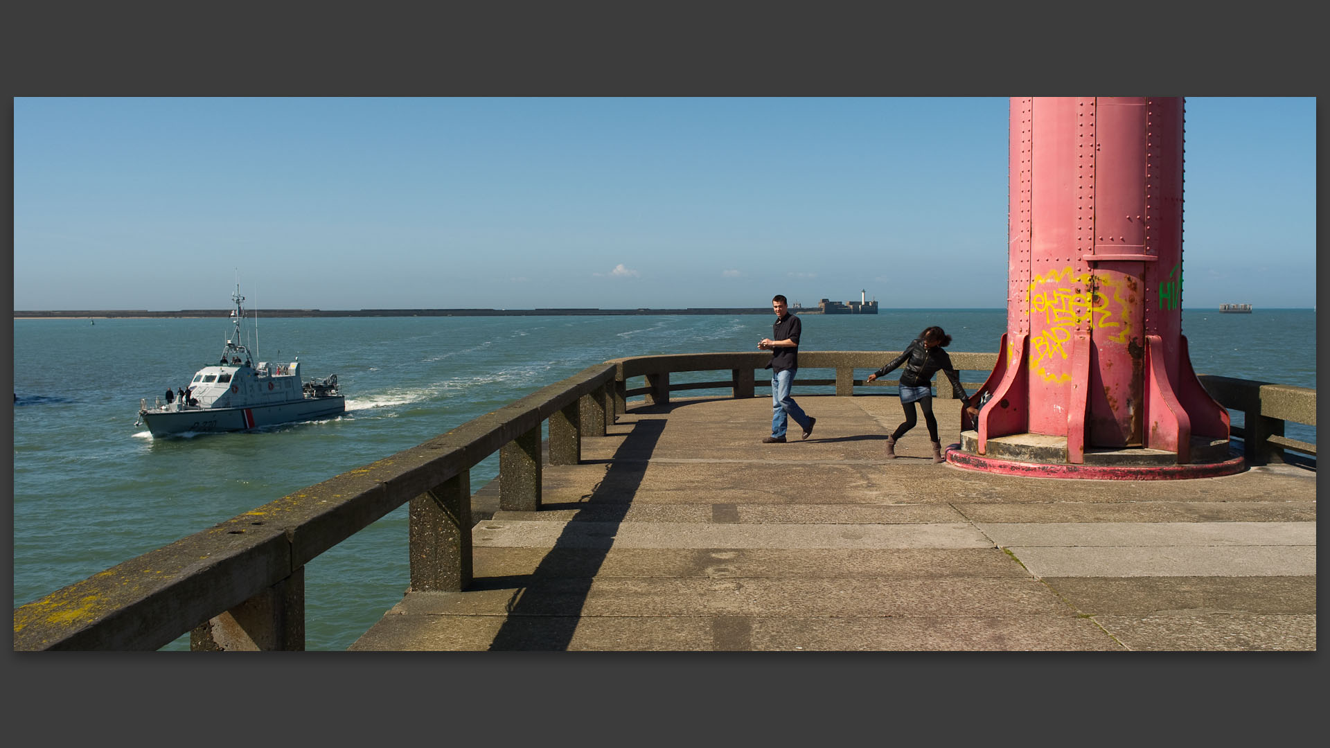 Jeune couple sur la jetée nord-est du port de Boulogne.
