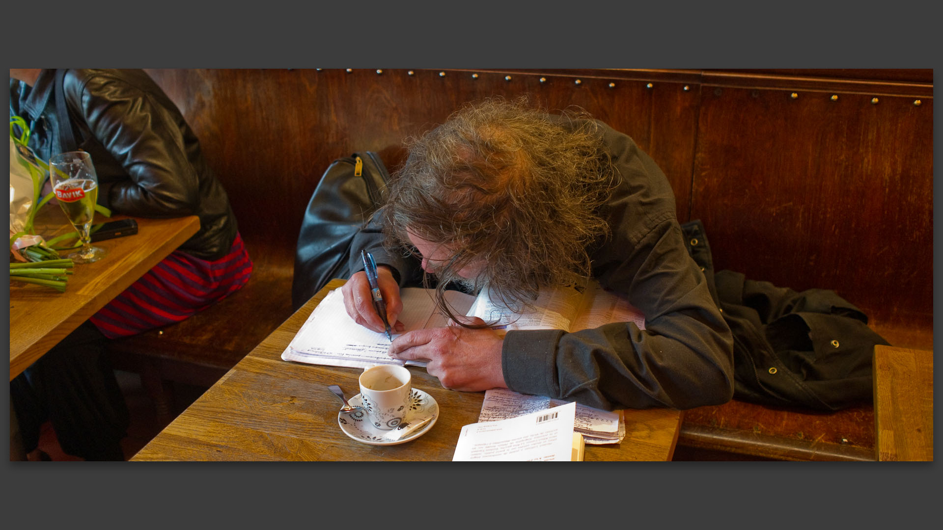 Homme écrivant, à l'Absurde, place de la Nouvelle Aventure, à Wazemmes, Lille.