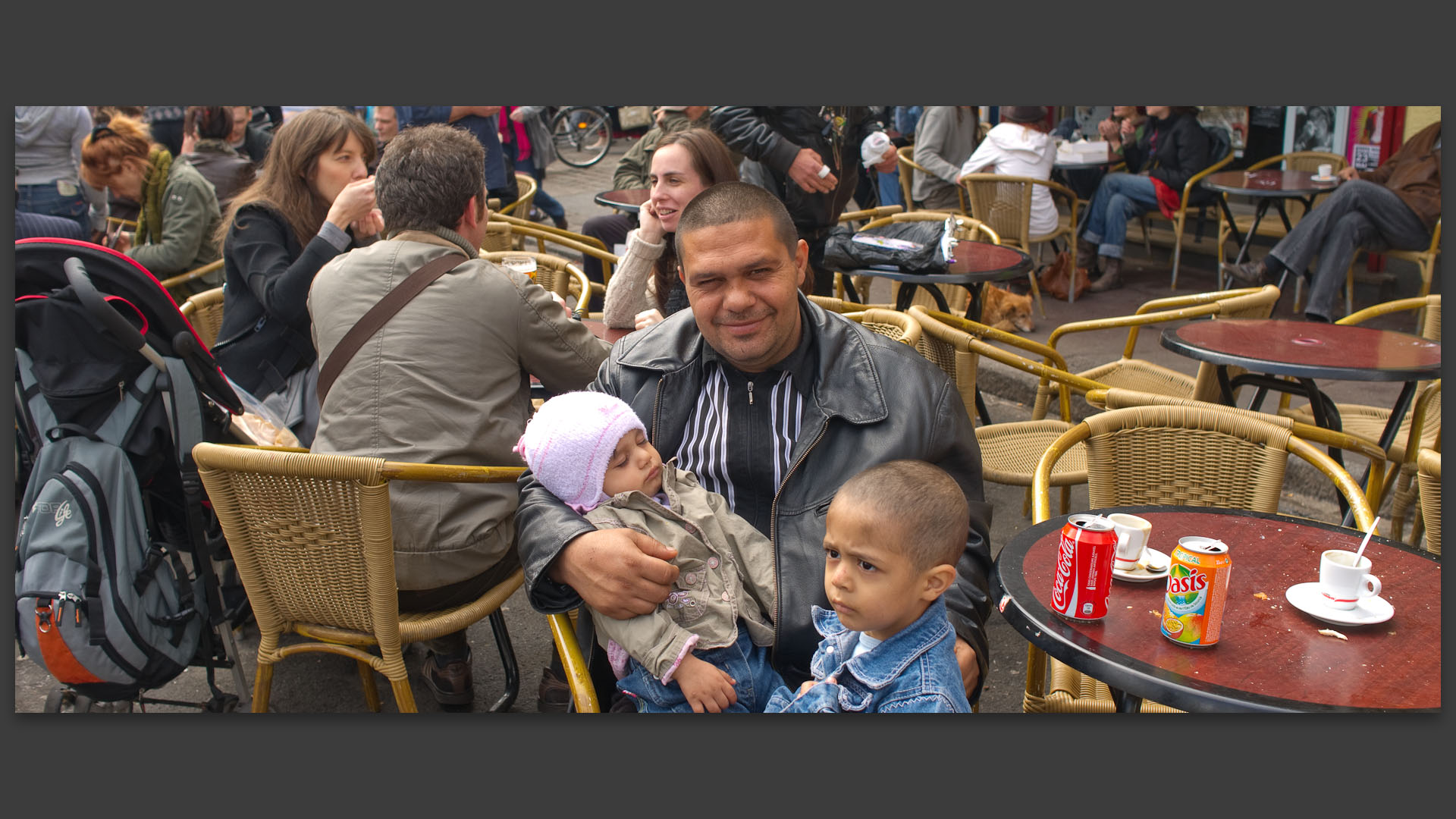 Un père et ses enfants, au marché de Wazemmes, place de la Nouvelle Avenrture, à Lille.