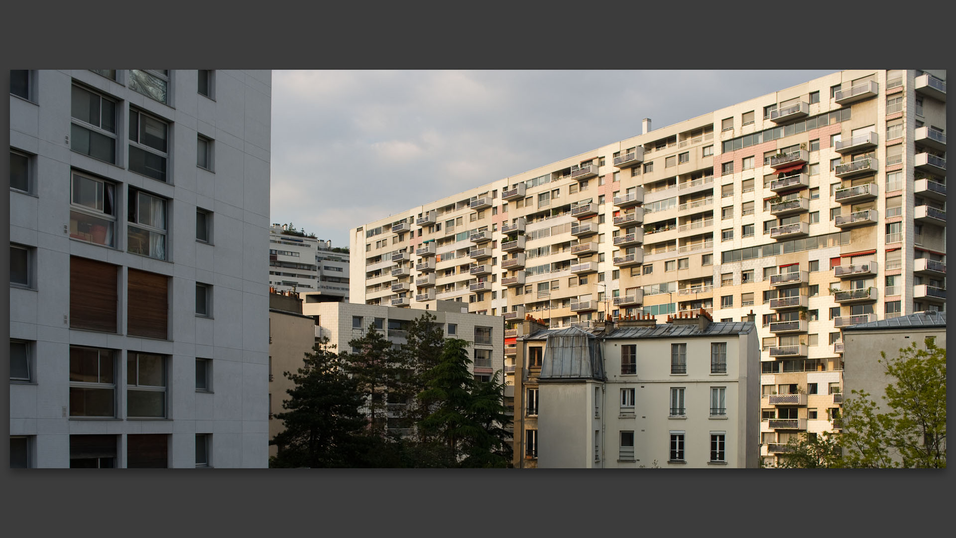 Immeubles anciens et modernes, av. Daumesnil, à Paris.