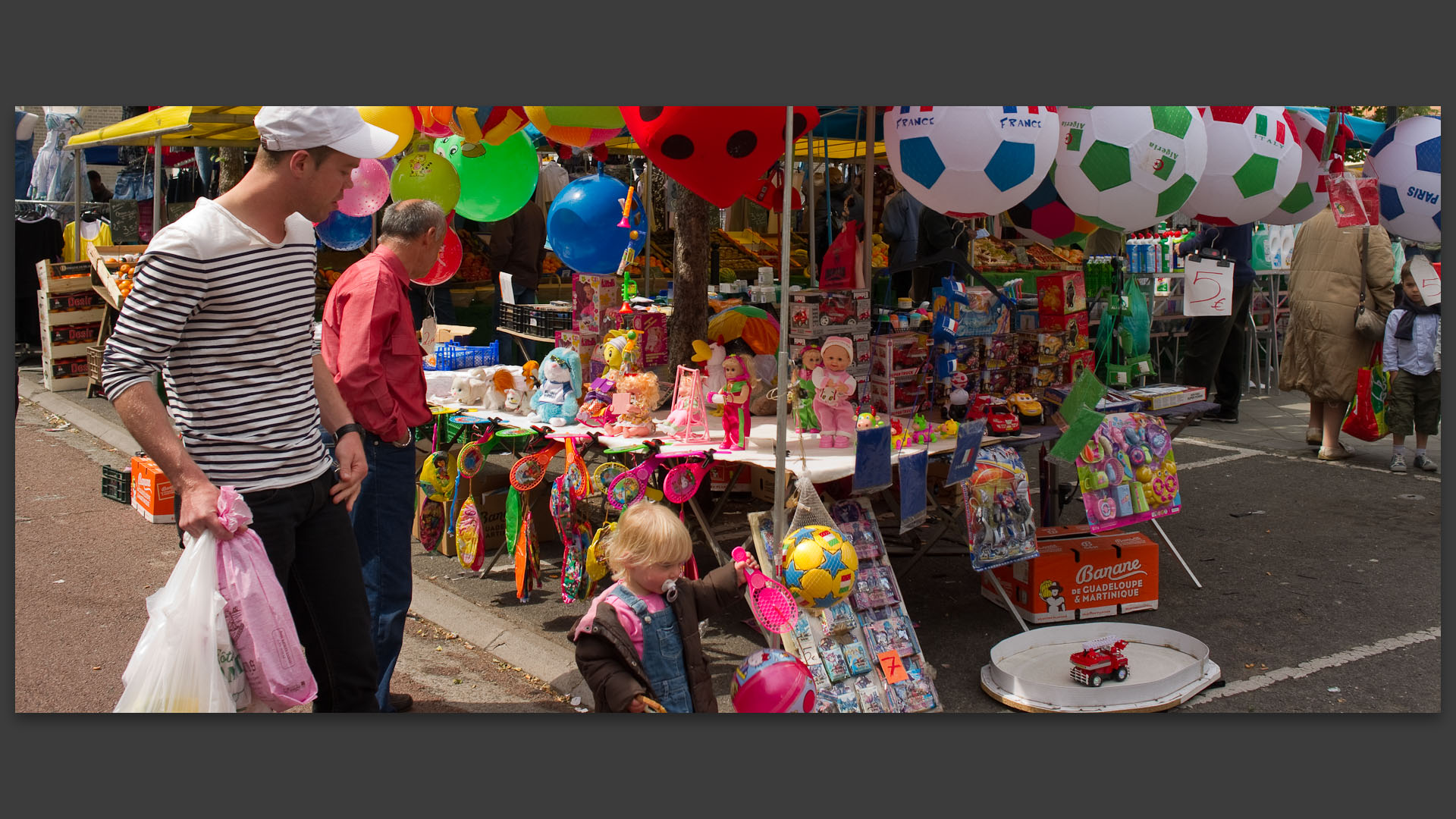 Etal de jouets, au marché Saint-Pierre, place de la Liberté, à Croix.