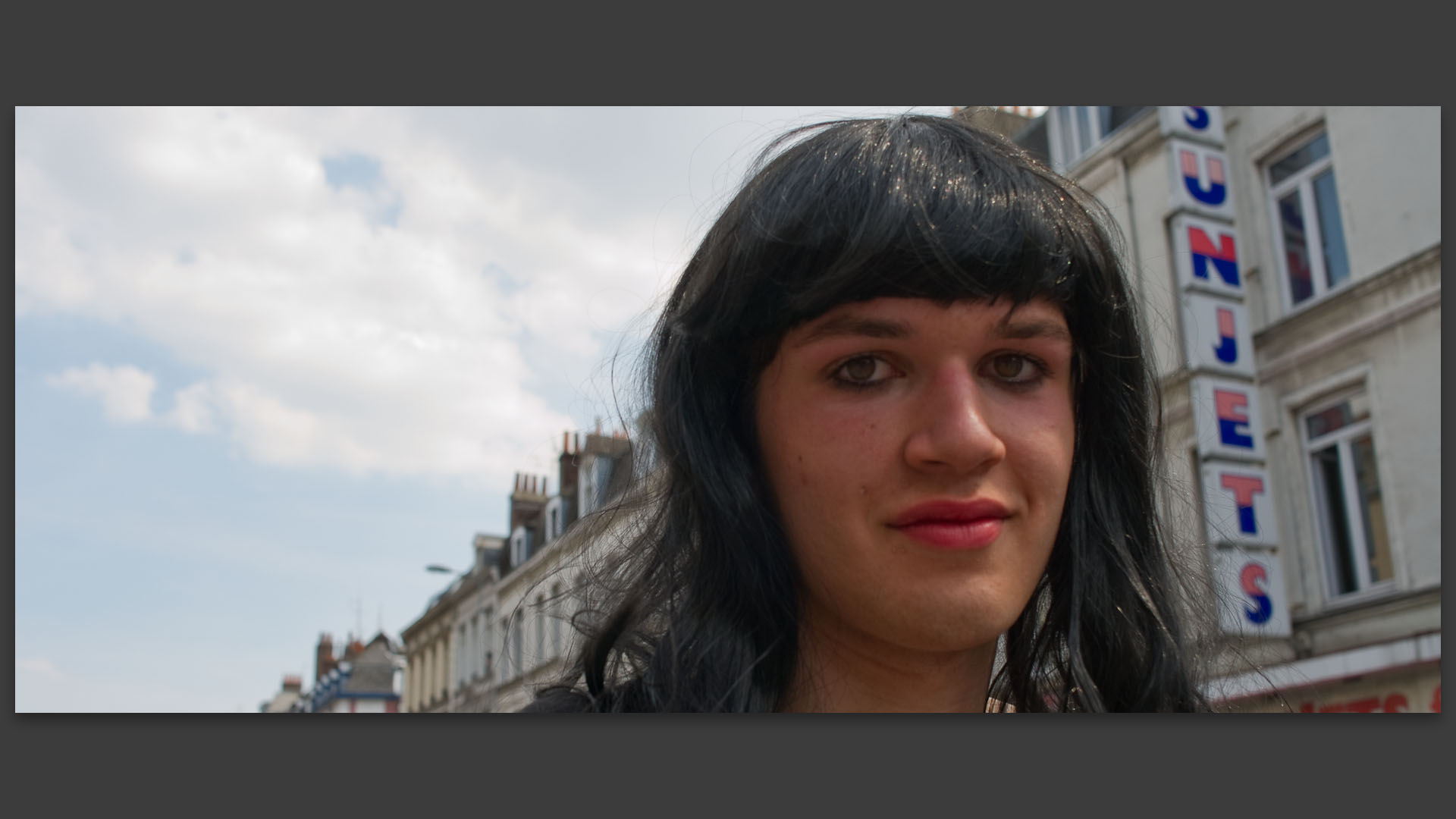 Jeune travesti à la lesbian et gay pride, rue Solférino, à Lille.
